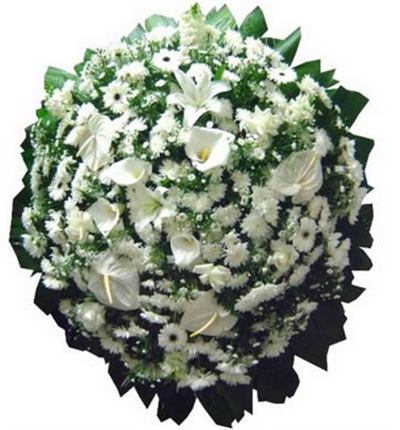 Coroa de flores brancas com copos-de-leite e lírios