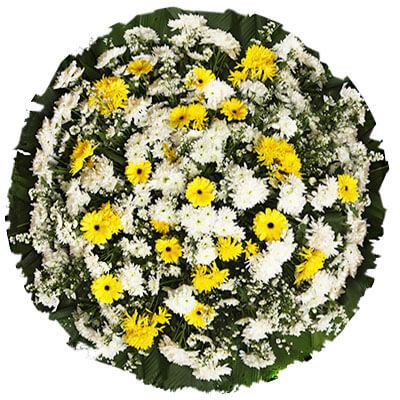 Coroa de flores com gérberas amarelas e crisântemos brancos