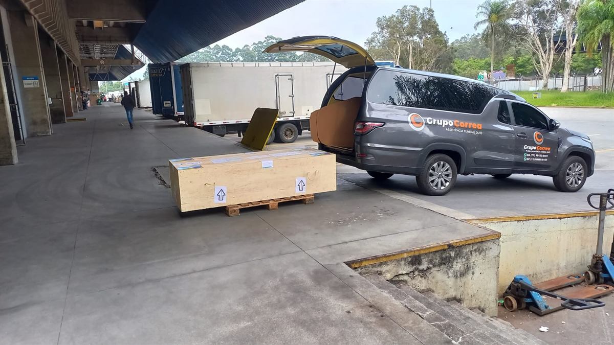Urna preparada para embarque no terminal de cargas do aeroporto